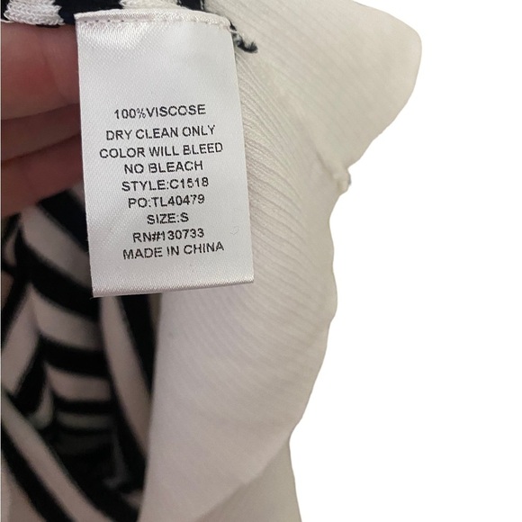 Umgee Flutter Sleeve Cold Shoulder Striped Top Size Small EUC Rayon Holiday - Picture 4 of 6